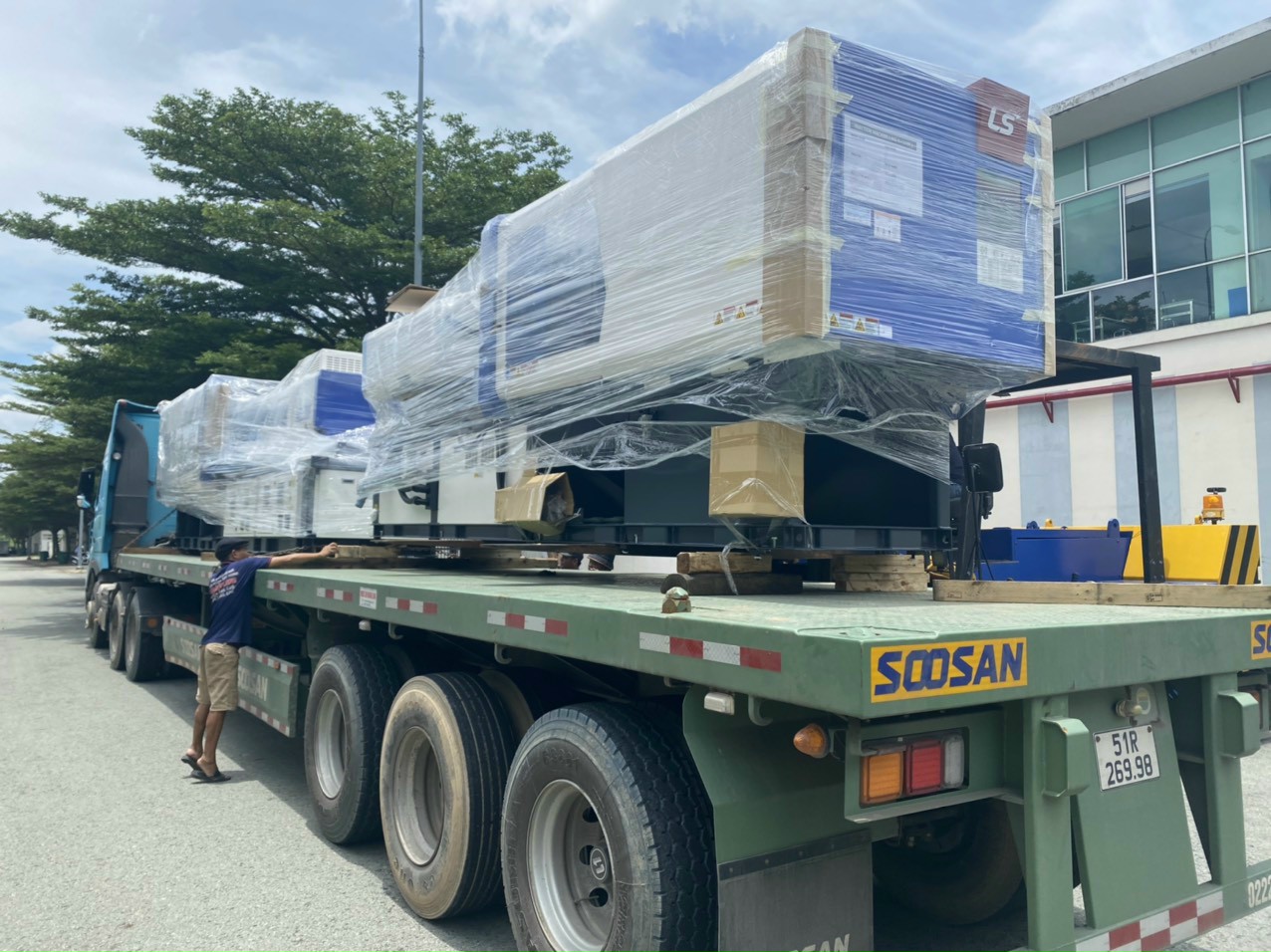 Xe cẩu hàng hóa tại KCN Hải Phòng